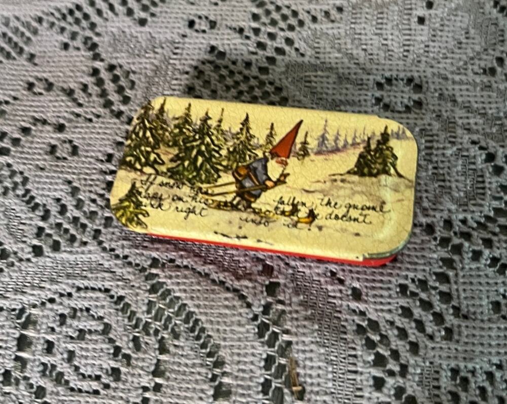 Vintage 1980 Potpourri Press Gnomes Mini Slide Tin Trinket Pill Box Unieboek